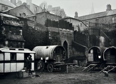 ALEXANDRE TRAUNER (1906-1993) Roulottes des Gitans, Dublin, 1952
Épreuve d'exposition,...