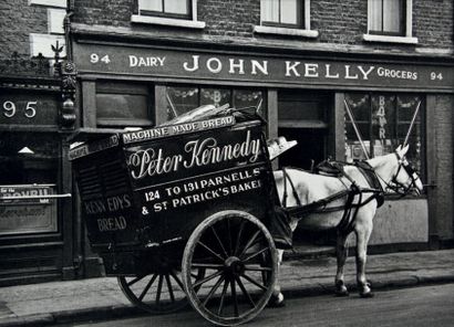 ALEXANDRE TRAUNER (1906-1993) Carriole de Peter Kennedy, Dublin, 1952
Épreuve d'exposition,...