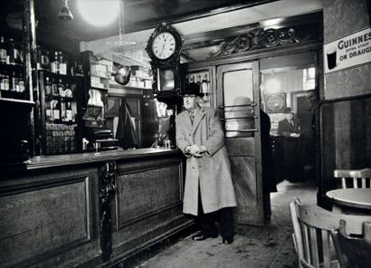 ALEXANDRE TRAUNER (1906-1993) Pub de Dublin, midi trente, 1952
Épreuve d'exposition,...