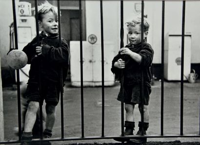 ALEXANDRE TRAUNER (1906-1993) Enfants de Dublin, derrière la grille, 1952
Épreuve...