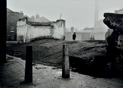 ALEXANDRE TRAUNER (1906-1993) Le Terrain vague, Gosses de Dublin, 1952
Épreuve d'exposition,...