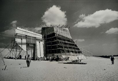 ALEXANDRE TRAUNER (1906-1993) Construction de L'entrée de la ville pour La Terre...