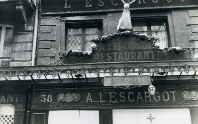 ALEXANDRE TRAUNER (1906-1993) Enseignes magasins et restaurants dans les rues de...