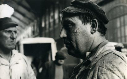 ALEXANDRE TRAUNER (1906-1993) Portraits de bouchers, les Halles, Paris, 1961
4 épreuves...