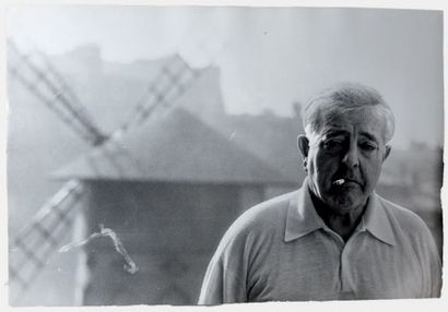 ALEXANDRE TRAUNER (1906-1993) Portrait de Prévert à la cigarette sur la terrasse...