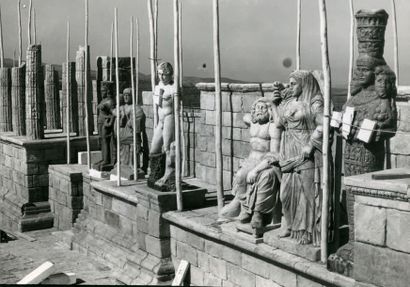 ALEXANDRE TRAUNER (1906-1993) Construction des décors pour L’Homme qui voulut être...