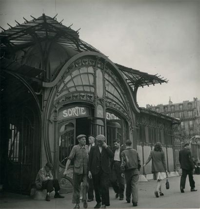 ALEXANDRE TRAUNER (1906-1993) Bouche de métro Bastille, 1938
4 épreuves argentiques...