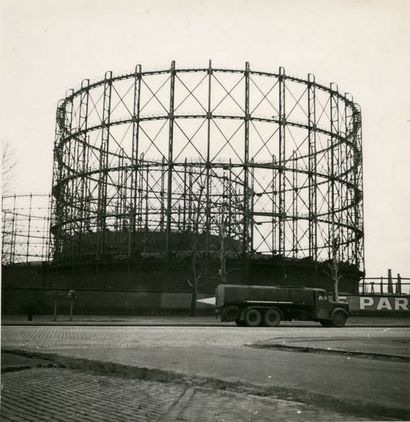 ALEXANDRE TRAUNER (1906-1993) Structure métallique d'un gazomètre, Paris, 1939
6...
