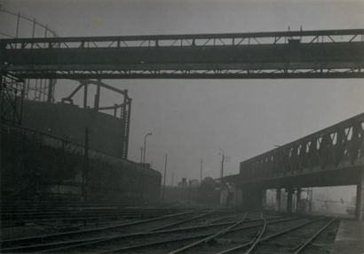 ALEXANDRE TRAUNER (1906-1993) Autour d'un pont ferroviaire, Paris, 1939
4 épreuves...
