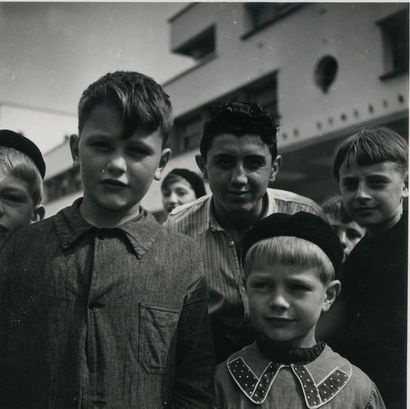 ALEXANDRE TRAUNER (1906-1993) Enfants dans une cour d'école, Paris, 1939
5 épreuves...