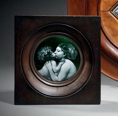 Taxile DOAT (1851-1938) 
Femme embrassant son enfant
Médaillon circulaire en porcelaine...