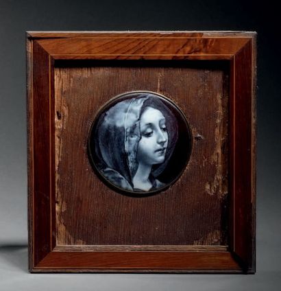 Taxile DOAT (1851-1938) 
Femme au voile Médaillon circulaire en porcelaine dure rehaussée...