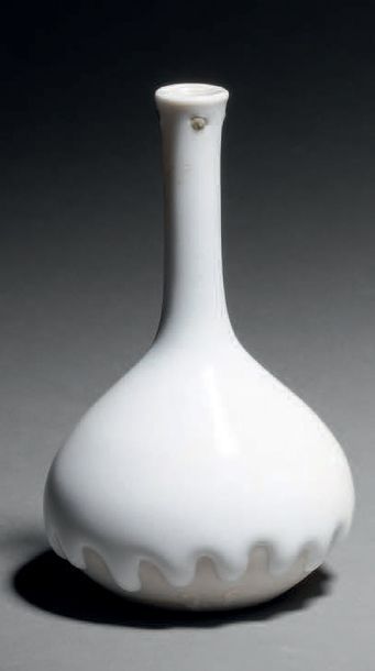 Taxile DOAT (1851-1938) 
Soliflore en porcelaine dure ovoïde renflé et long col conique,...
