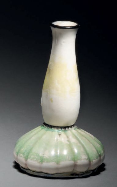 Taxile DOAT (1851-1938) 
Soliflore en céramique à col renflé sur base bulbeuse rainurée...