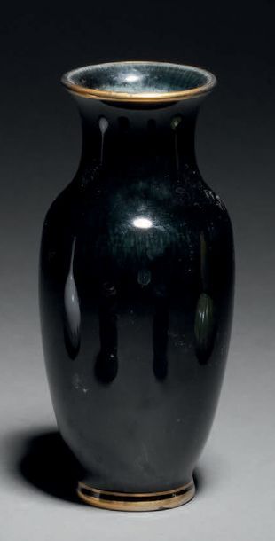 Taxile DOAT (1851-1938) 
Vase en céramique à corps ovoïde épaulé et col conique.
Email...