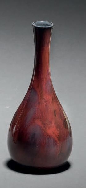 Taxile DOAT (1851-1938) 
Soliflore en porcelaine dure à corps ovoïde renflé et long...
