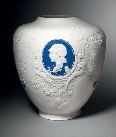 Taxile DOAT (1851-1938) 
Vase en porcelaine dure à corps ovoïde épaulé et petit col....