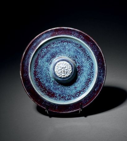 Taxile DOAT (1851-1938) Plat circulaire en porcelaine dure à médaillon en rehaut...