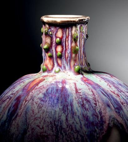 Taxile DOAT (1851-1938) 
Vase coloquinte épaulé à col en pans coupés perlé. Email...