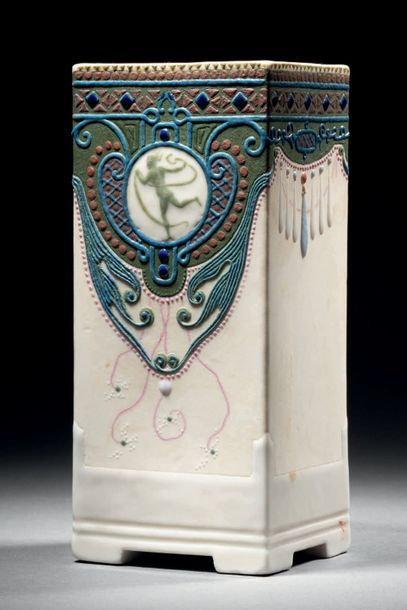 Taxile DOAT (1851-1938) 
Vase en porcelaine dure à corps quadrangulaire sur petit...