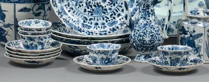 CHINE - Époque KANGXI (1662-1722) 
Six sorbets et leur présentoir en porcelaine bleu...