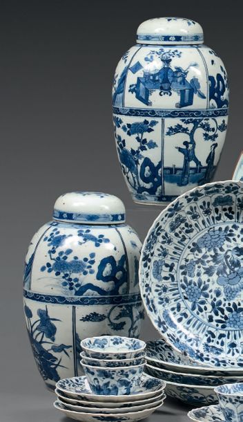 CHINE - Époque KANGXI (1662-1722) 
Paire de pots à gingembre en porcelaine bleu blanc...