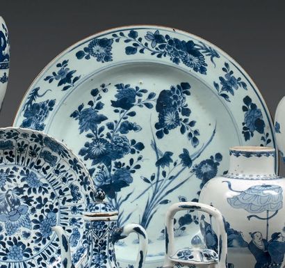 CHINE - Époque KANGXI (1662-1722) 
Plat en porcelaine bleu blanc à décor de pivoines...