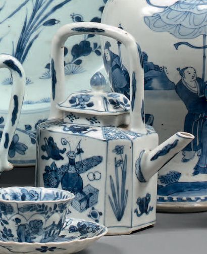 CHINE - Époque KANGXI (1662-1722) 
Verseuse de forme octogonale en porcelaine bleu...