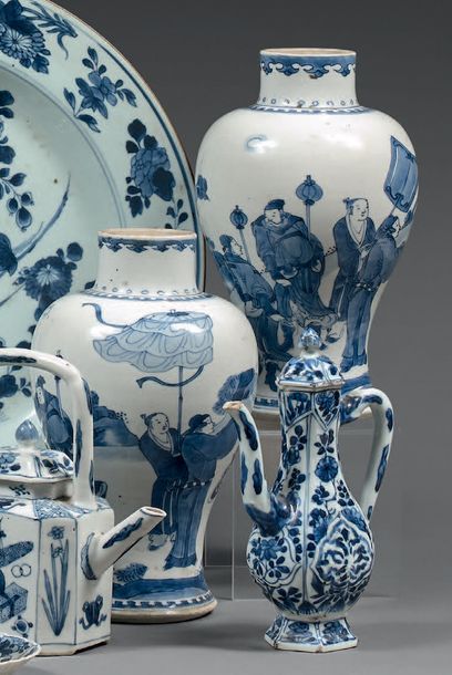 CHINE - Époque KANGXI (1662-1722) 
Paire de vases balustres en porcelaine bleu blanc...