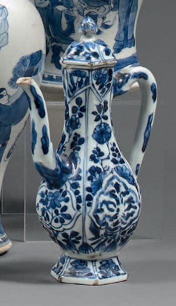 CHINE - Époque KANGXI (1662-1722) 
Paire de verseuses de forme hexagonale en porcelaine...