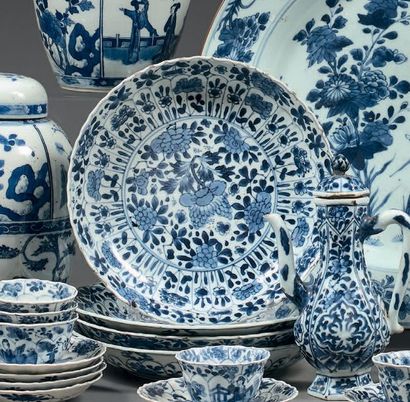 CHINE - Époque KANGXI (1662-1722) 
Quatre coupes en porcelaine bleu blanc à décor...