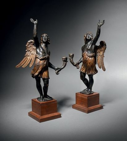 École siennoise, début du XVIe siècle 
Anges céroféraires
Paire de bronzes à patines...