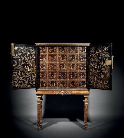 CHINE - XIXe siècle 
Cabinet en laque burgautée.
Piètement en bois sculpté et doré....