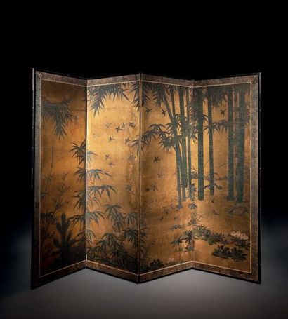 JAPON - Milieu Epoque EDO (1603 - 1868) 
Paravent à quatre feuilles, encre polychrome...