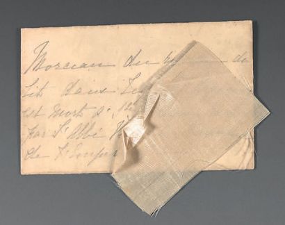 null Fragment de soie ivoire contenu dans une enveloppe marquée au crayon «Morceau...