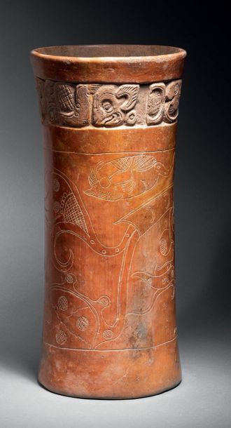 null VASE WITH ENGRAVED DECORATION OF AQUATIC DESIGN AND GLYPHES Mayan culture, Guatemala
Classical...
