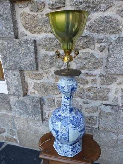 null Vase en faience de Delft monté en lampe