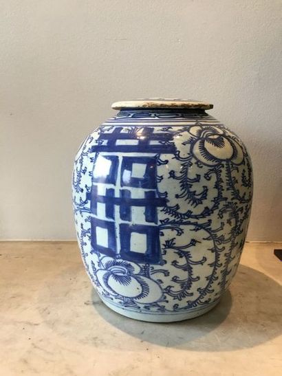 null Vase boule En porcelaine à décor géométrique blanc bleu
H. 25 cm.