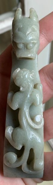 CHINE Fibule en jade 12 cm.
On joint deux figures de guanyin en jade.