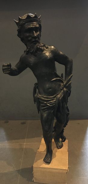 null Sujet en bronze patiné
Figurant un homme couronné
H. 51 cm.