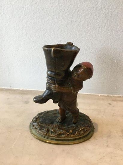 null Tabatière
En bronze patiné, figurant un enfant portant une botte.
H. 10 cm.