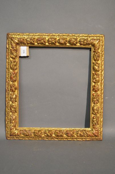 null RVERSE PROFILE FRAME in carved and gilded walnut decorated with acanthus leaves...