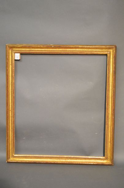 null BAGUETTE en bois mouluré et doré
Époque Louis XV 48,8 x 54,2 cm - Profil: 4,7...