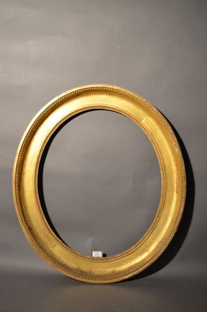 null OVAL FRAME in moulded wood and gilded stucco with beads and raise-of-heart decoration
End...