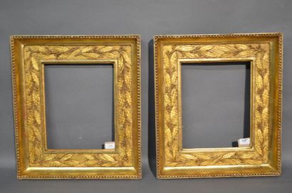 null PAIR OF FRAMES in moulded wood and gilded stucco with pearls and laurel branches...