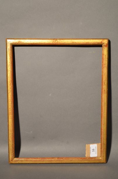 null BAGUETTE PLATE en bois mouluré et doré
Époque Louis XVI
25 x 32,6 cm - Profil:...
