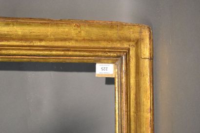 null LARGE RVERSE PROFILE FRAME in moulded and gilded wood
Italy, 17th century
114...