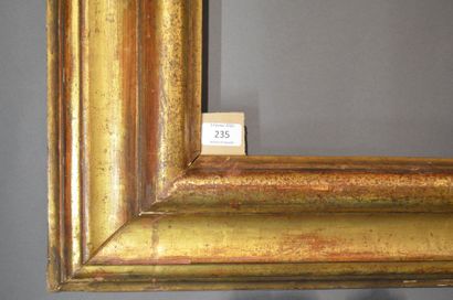 null CADRE À PROFIL RENVERSÉ en bois mouluré et doré
Italie, XVIIe siècle
(recoupé...