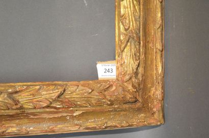 null CADRE À PROFIL RENVERSÉ en bois sculpté et doré à décor de feuilles de laurier
Piémont,...