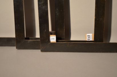 null SUITE DE TROIS CADRES PLATS en noyer noirci
Italie, XIXe siècle
27,5 x 38,2...